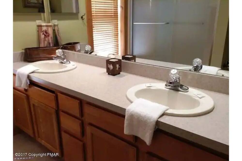 Photo of Bathroom in Tannersville