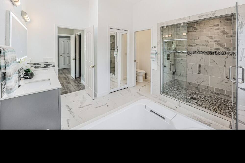 Photo of Bathroom in Claremont Hills