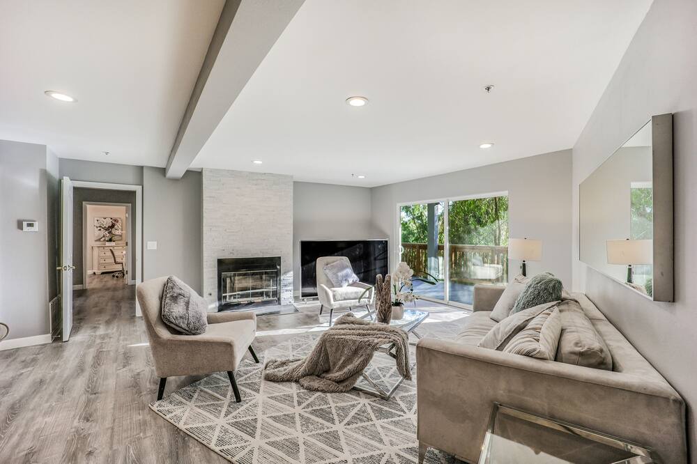 Photo of Livingroom in Claremont Hills