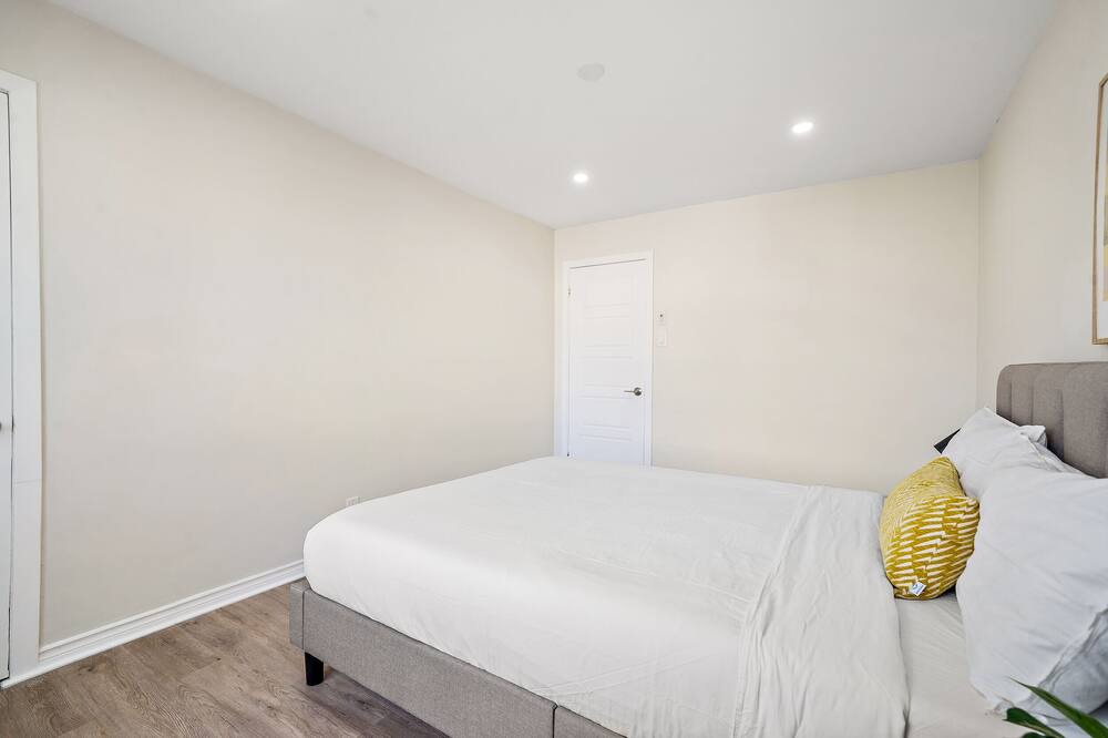 Photo of Bedroom in Cote-Saint-Luc
