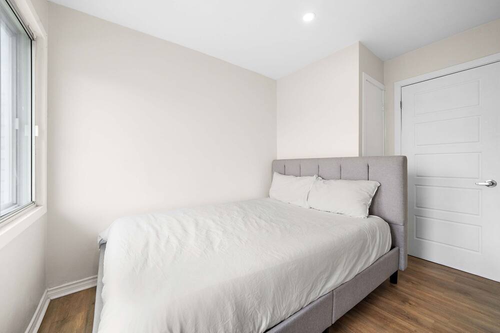 Photo of Bedroom in Cote-Saint-Luc