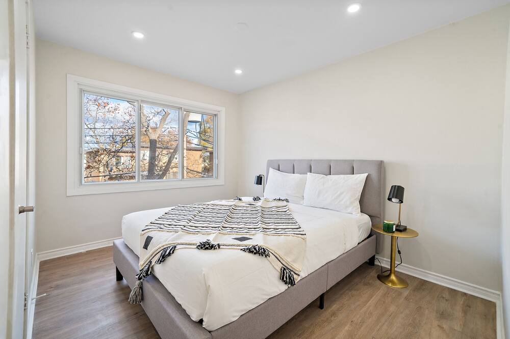 Photo of Bedroom in Cote-Saint-Luc