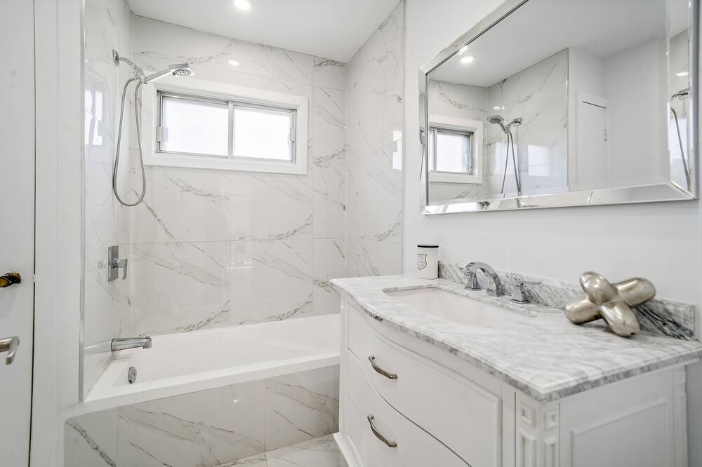 Photo of Bathroom in Cote-Saint-Luc