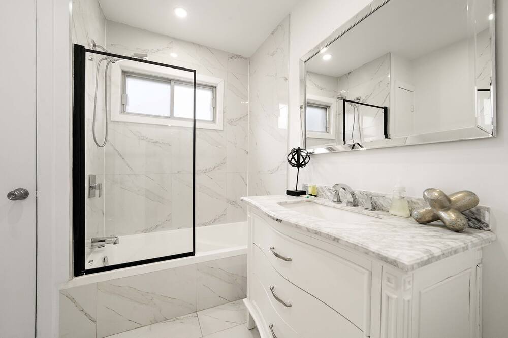 Photo of Bathroom in Cote-Saint-Luc