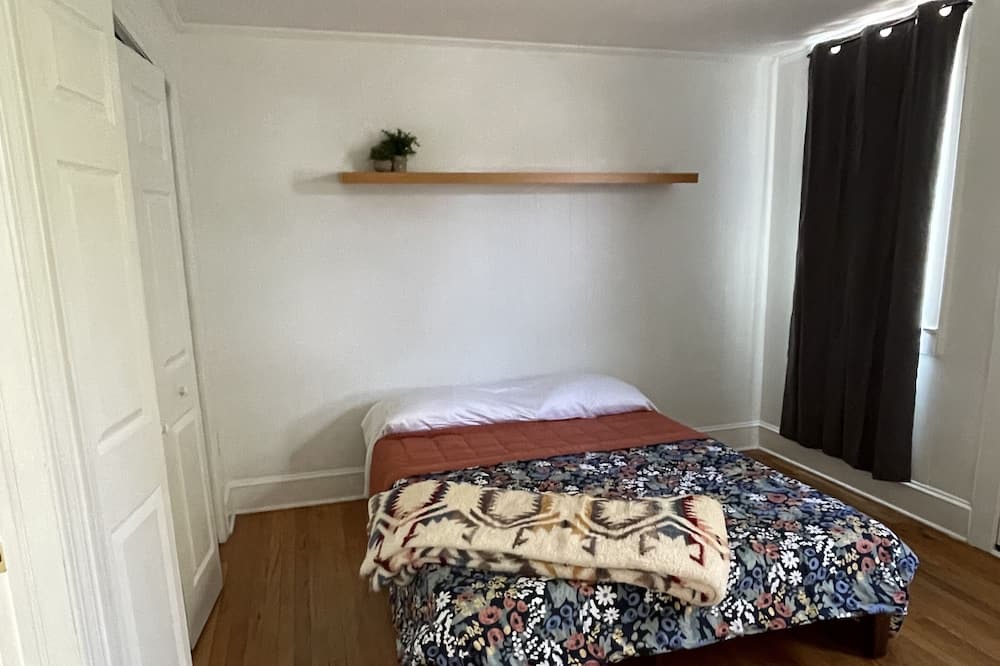 Photo of Bedroom in Keyport