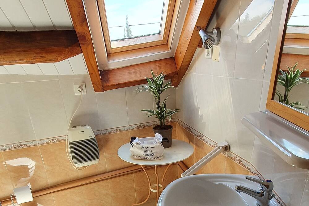 Photo of Bathroom in Courniou