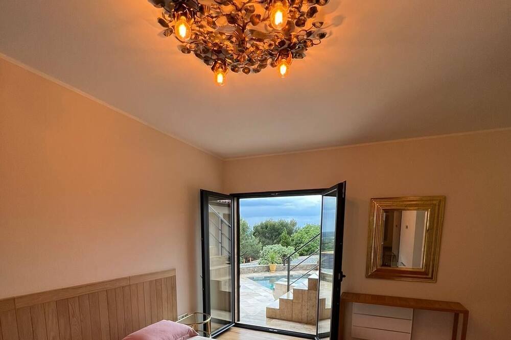 Photo of Bedroom in Saint-Hippolyte-de-Montaigu