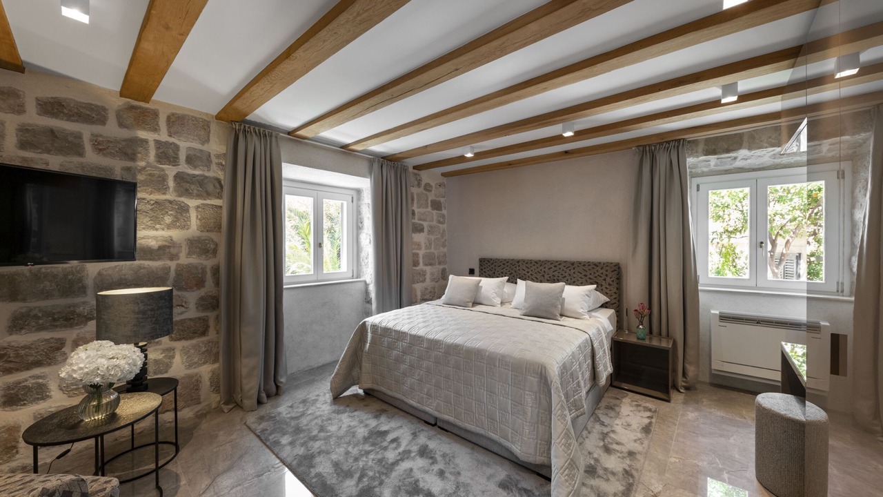 Photo of Bedroom in Pile