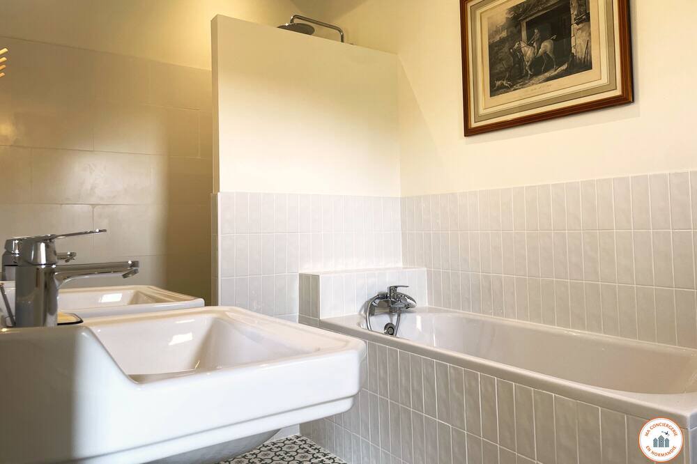 Photo of Bathroom in Pennedepie