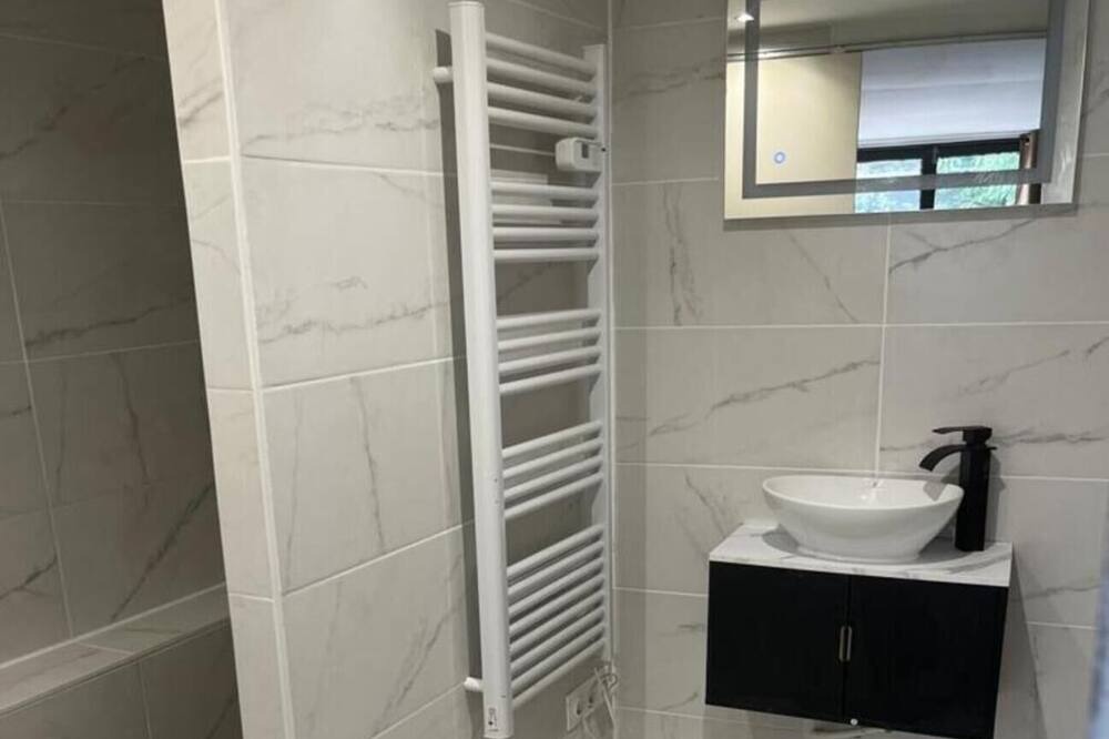 Photo of Bathroom in Montlhery
