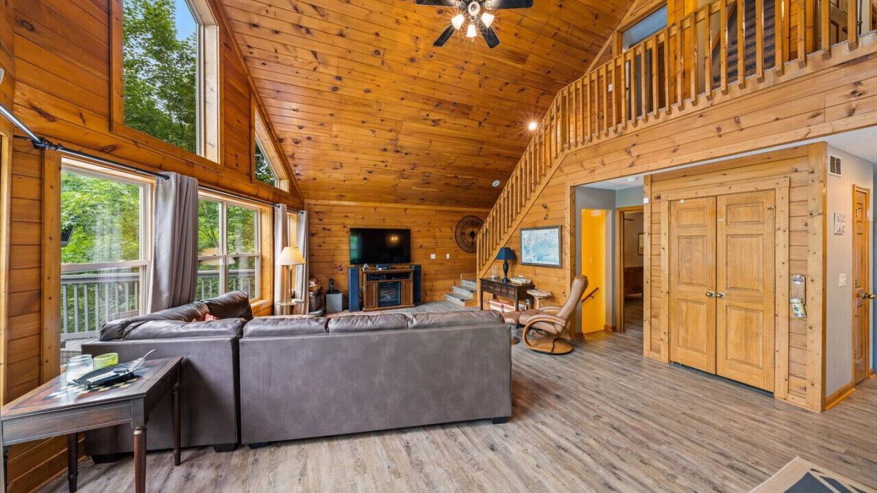 Photo of Livingroom in Flat Hollow Marina