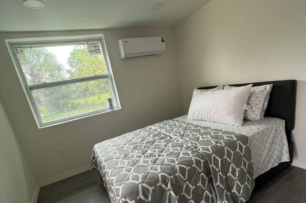 Photo of Bedroom in Oak Ridge