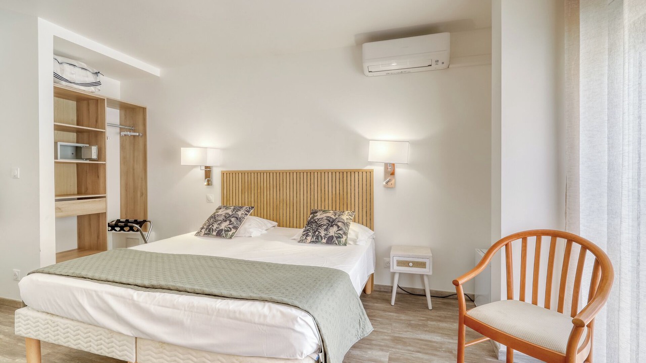 Photo of Bedroom in Le Lavandou