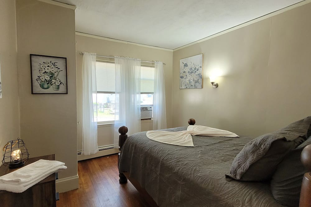 Photo of Bedroom in Elmhurst