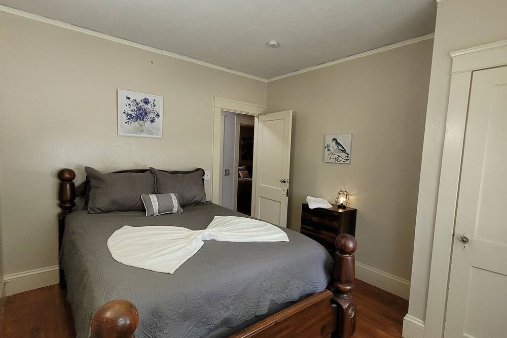 Photo of Bedroom in Elmhurst