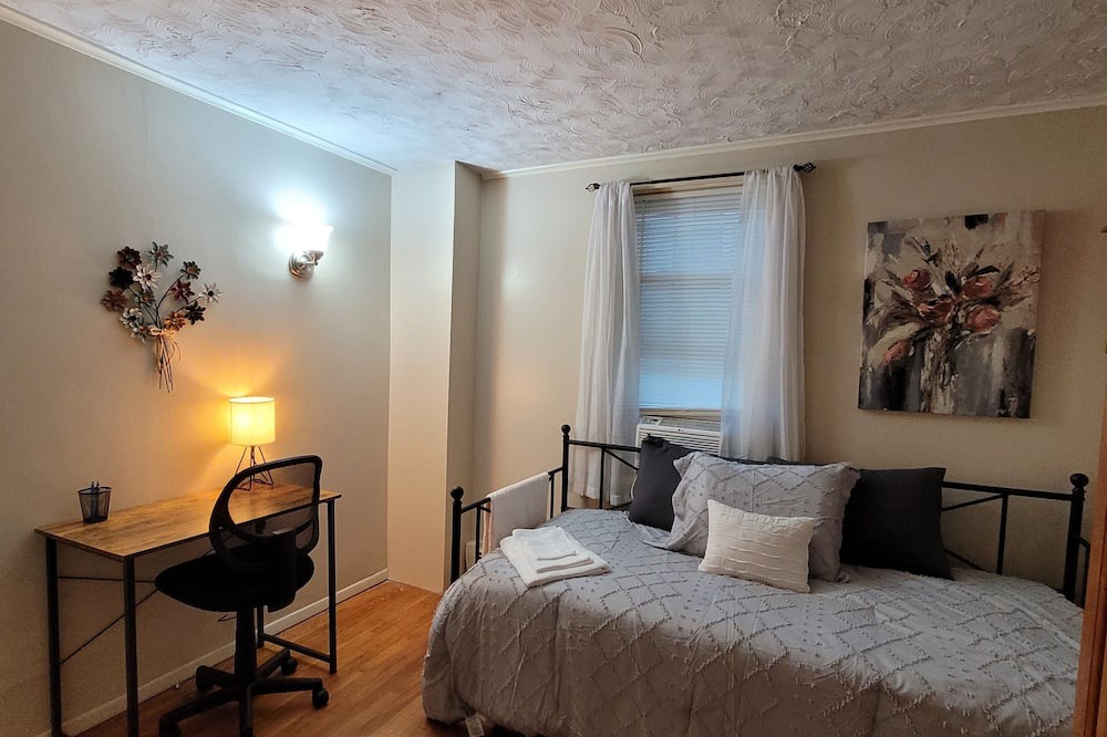 Photo of Bedroom in Elmhurst