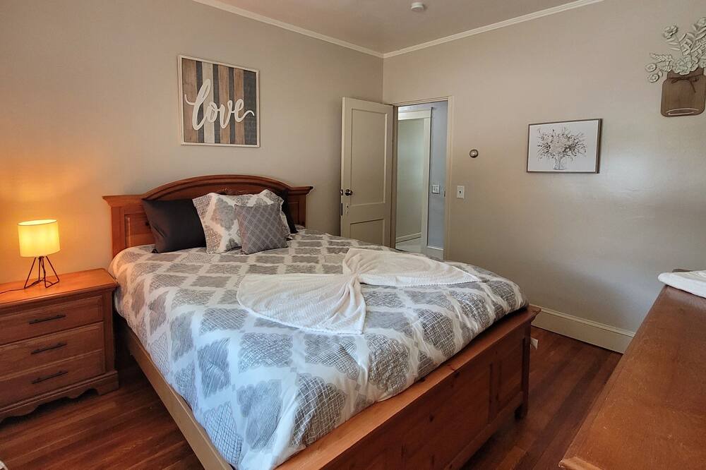 Photo of Bedroom in Elmhurst