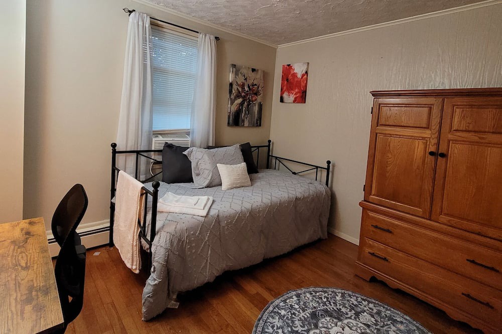 Photo of Bedroom in Elmhurst