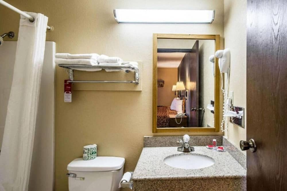 Photo of Bathroom in Grandview Plaza