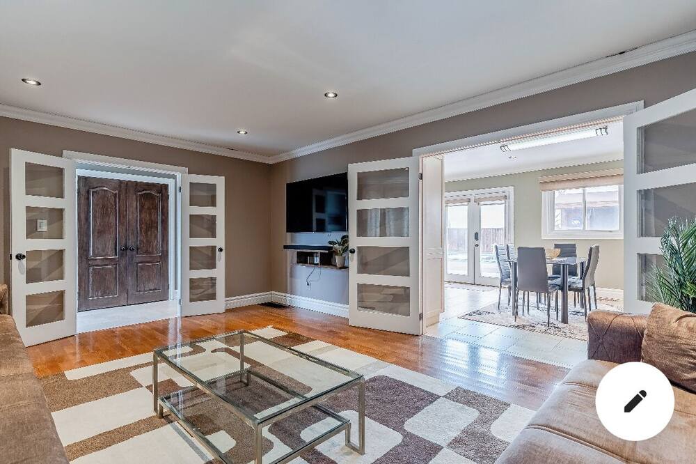Photo of Livingroom in Glen Williams