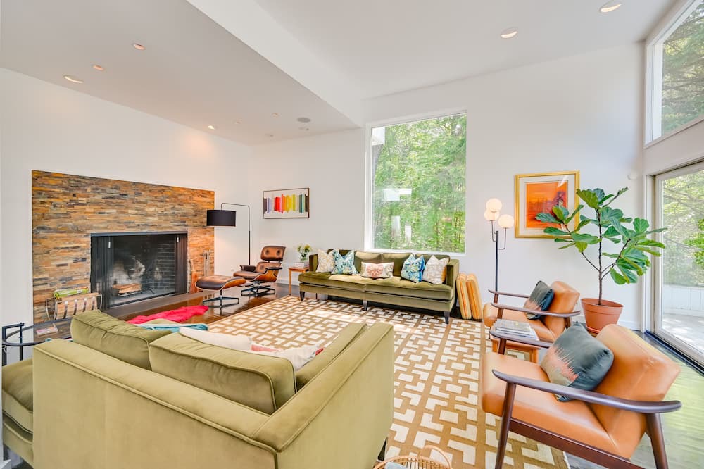 Photo of Livingroom in Scotts Corners