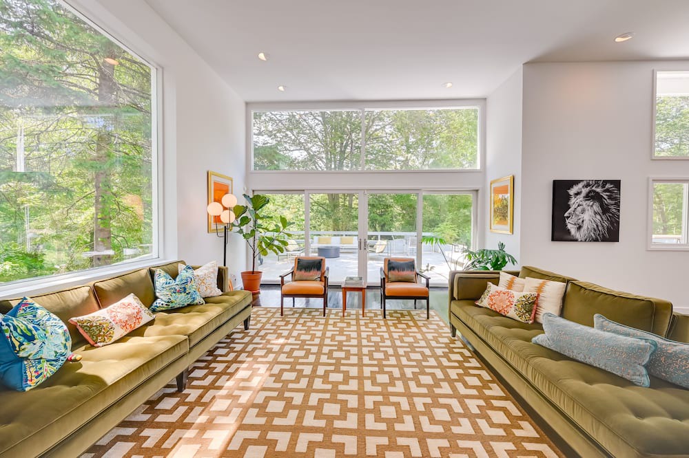 Photo of Livingroom in Scotts Corners