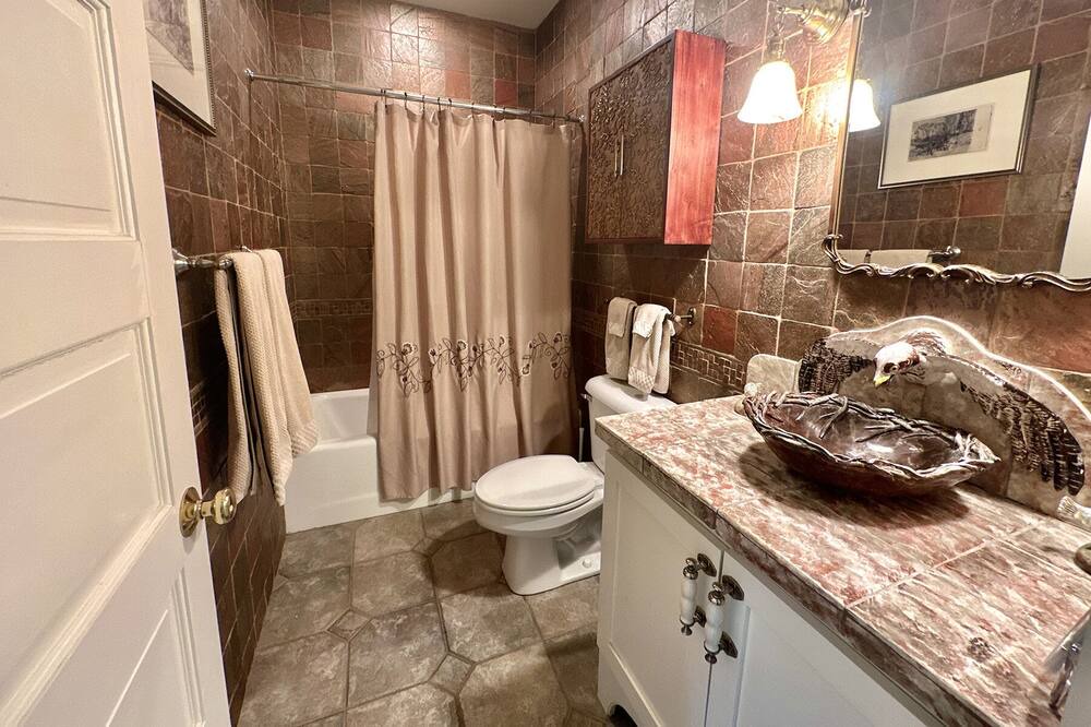 Photo of Bathroom in Hall Quarry