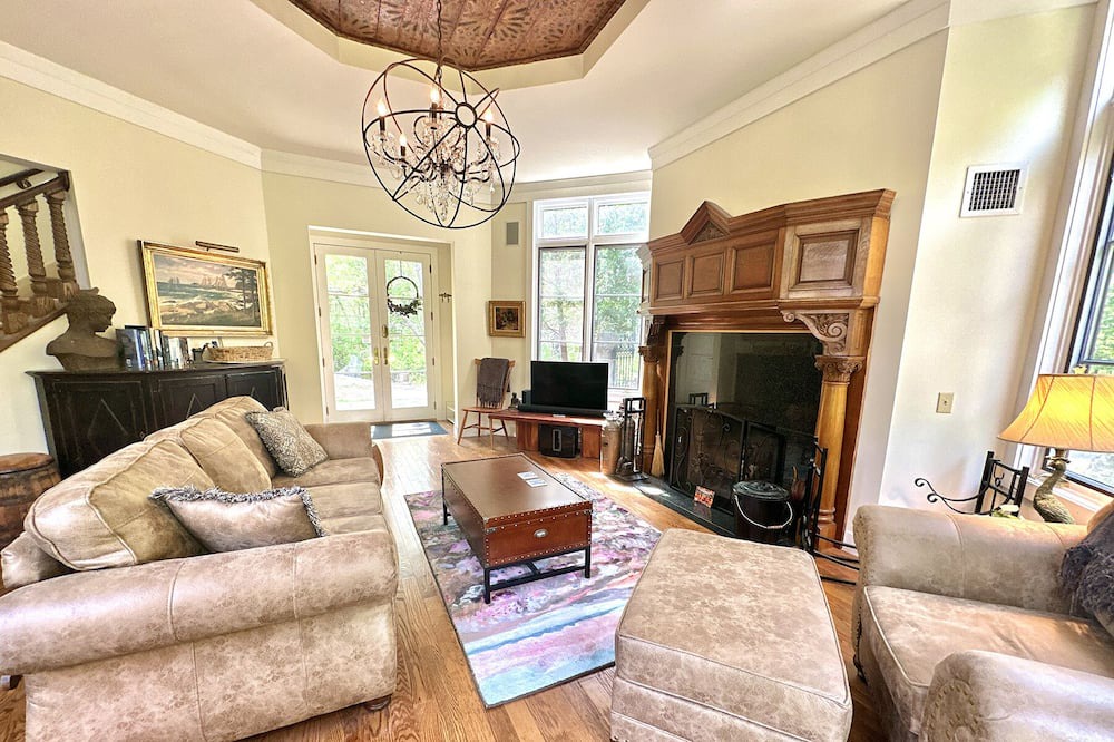 Photo of Livingroom in Hall Quarry