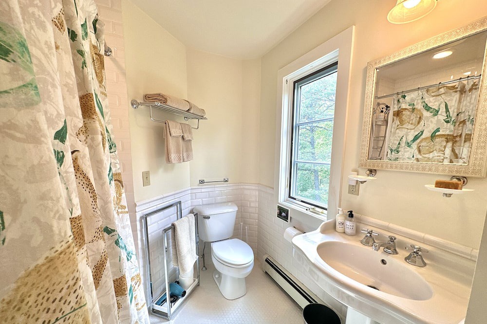 Photo of Bathroom in Hall Quarry