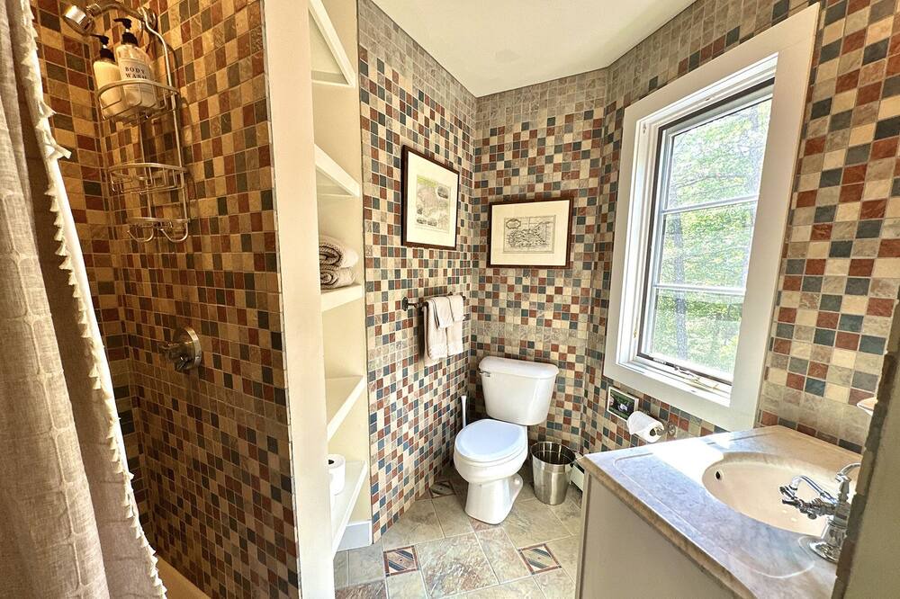 Photo of Bathroom in Hall Quarry