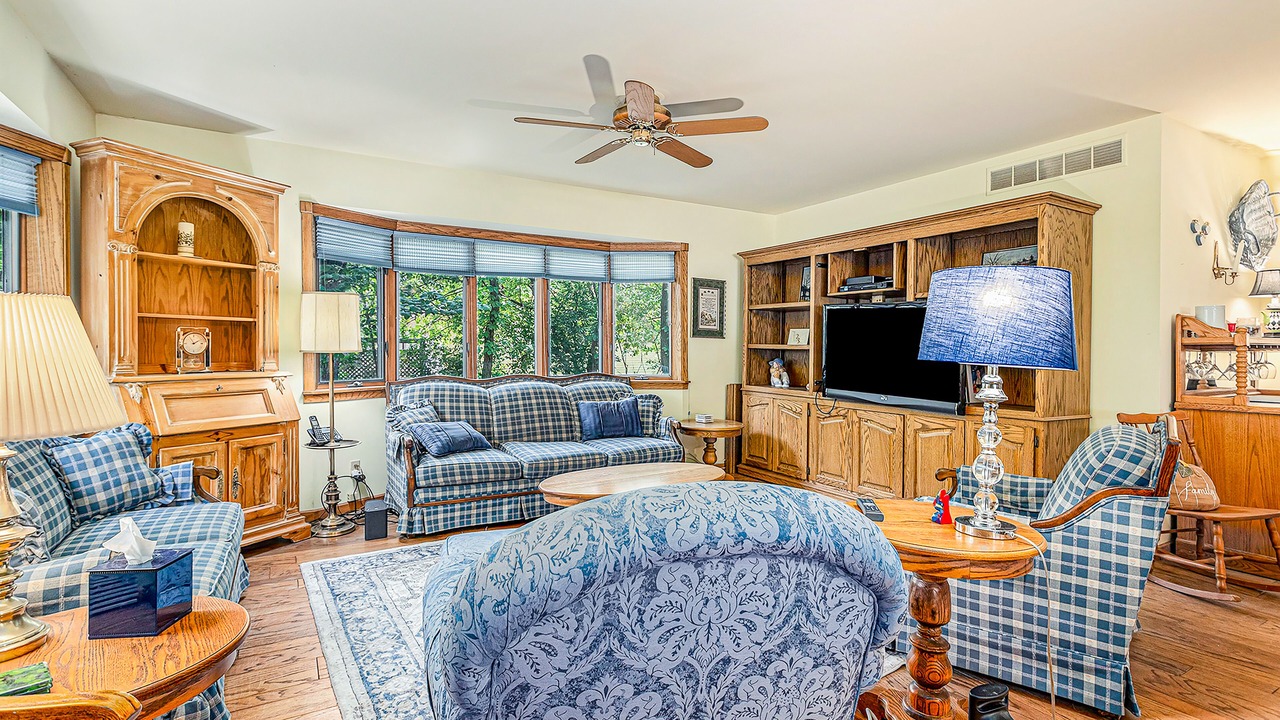 Photo of Livingroom in Grand Beach