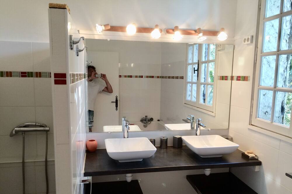 Photo of Bathroom in Bellegarde