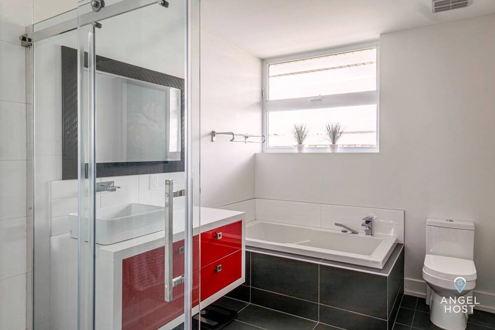Photo of Bathroom in Candiac