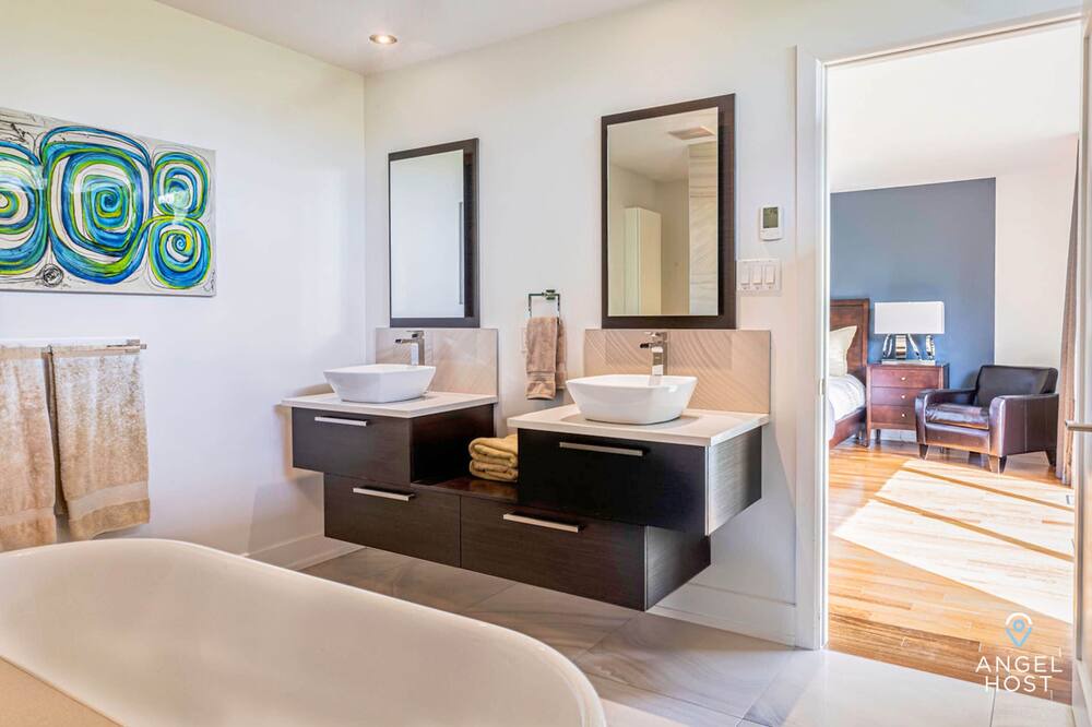 Photo of Bathroom in Candiac