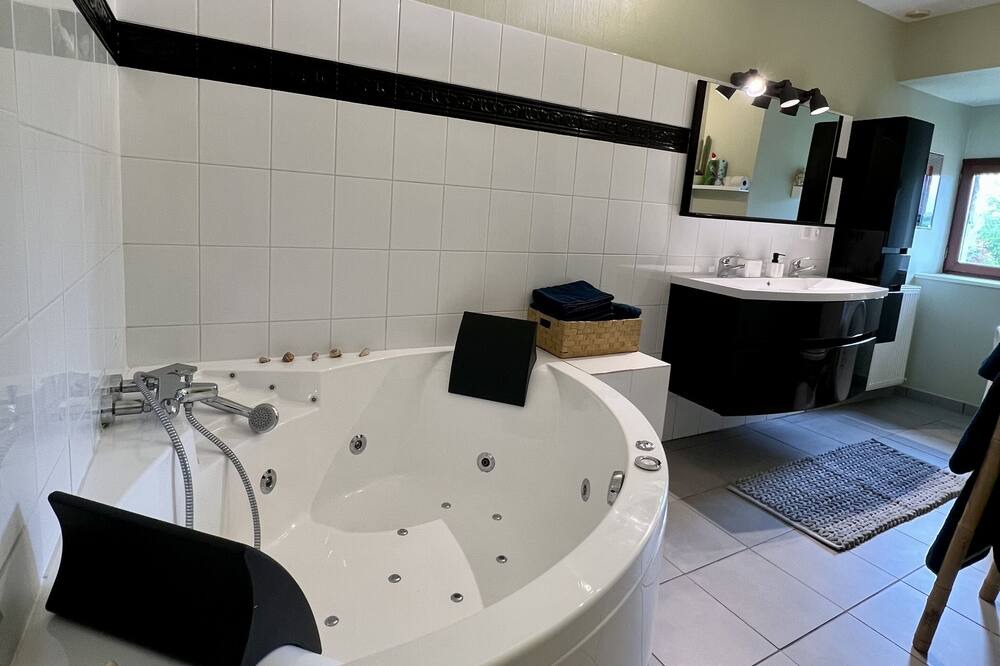 Photo of Bathroom in Plougoulm