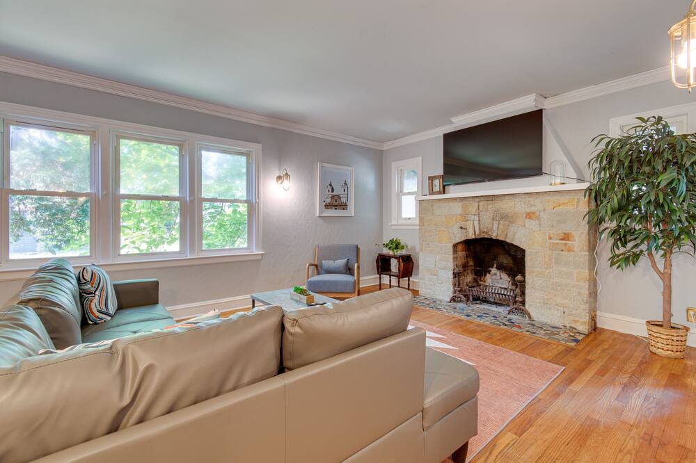 Photo of Livingroom in Champaign