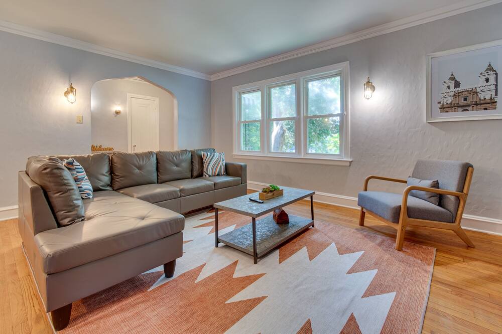 Photo of Livingroom in Champaign