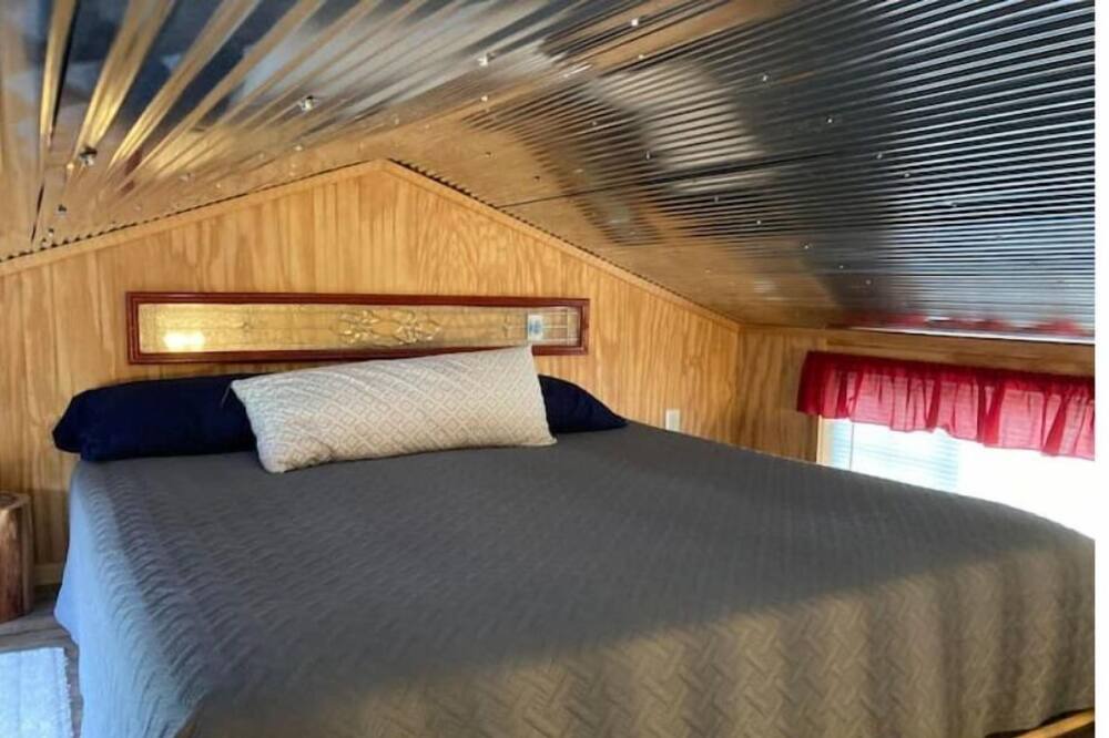 Photo of Bedroom in Leasburg