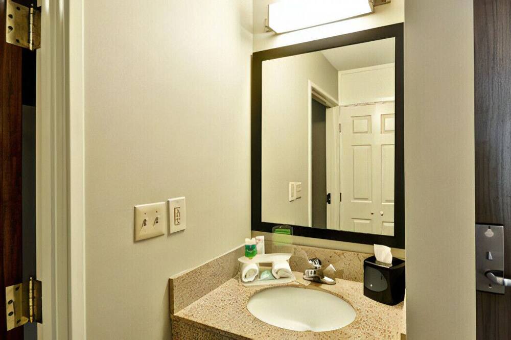 Photo of Bedroom in Romulus