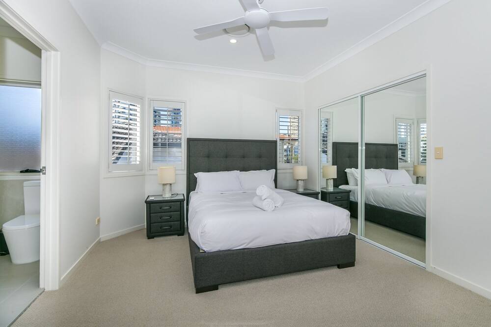 Photo of Bedroom in Main Beach