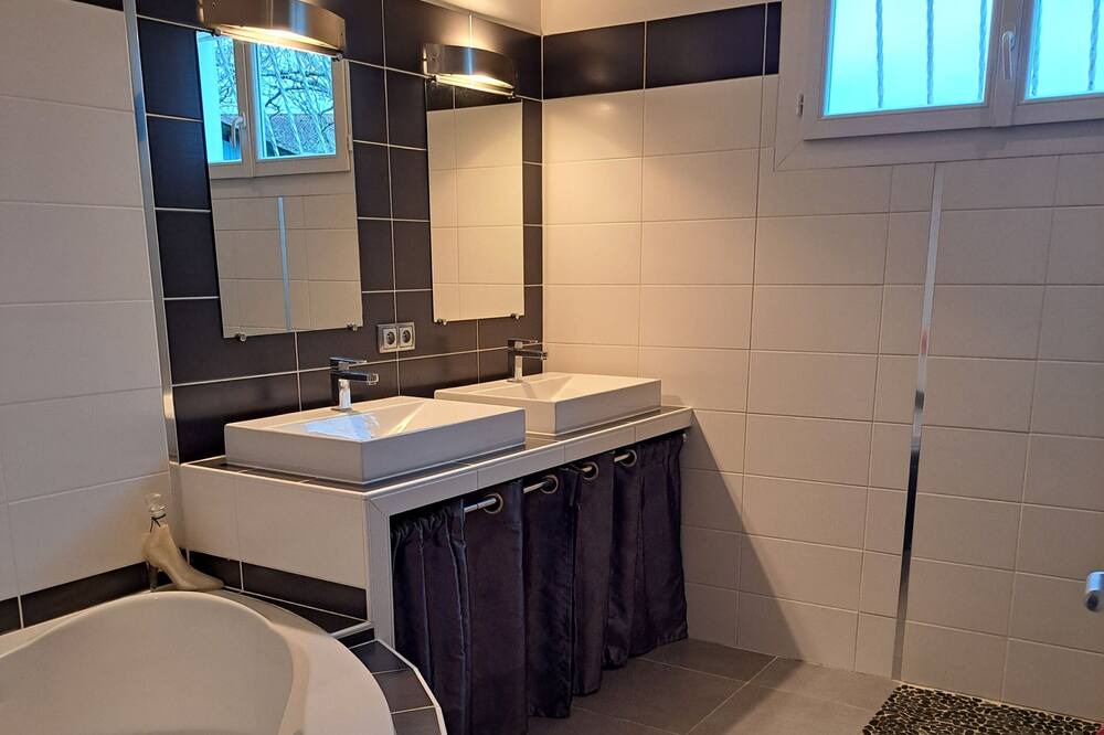 Photo of Bathroom in Nerac