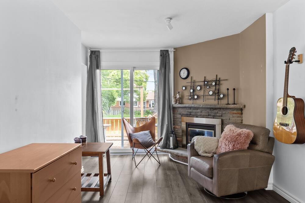 Photo of Livingroom in Clarkson-Lorne Park