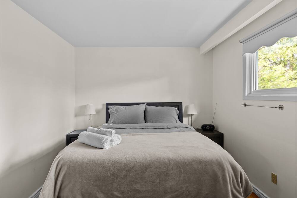 Photo of Bedroom in Clarkson-Lorne Park