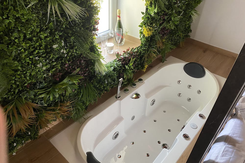 Photo of Bathroom in Checy