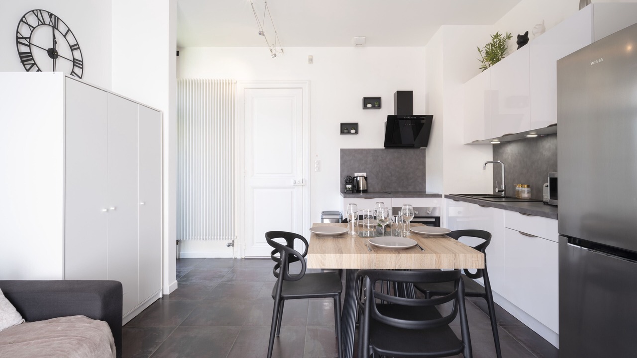 Photo of Kitchen in Poincare - Foch - Anatole France - Croix de Bourgogne
