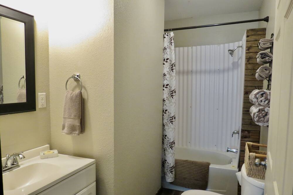 Photo of Bathroom in Daisy