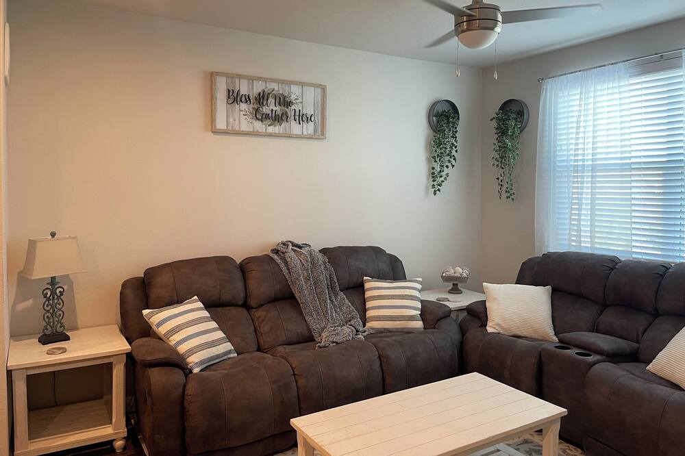 Photo of Livingroom in Aubrey
