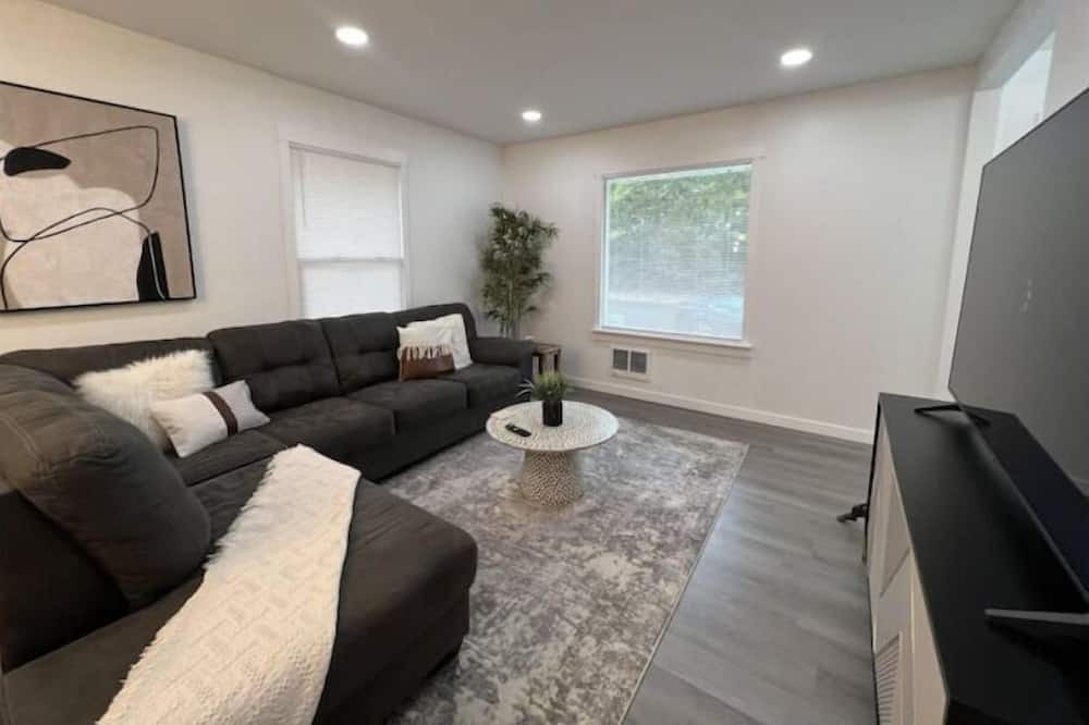 Photo of Livingroom in Dupont