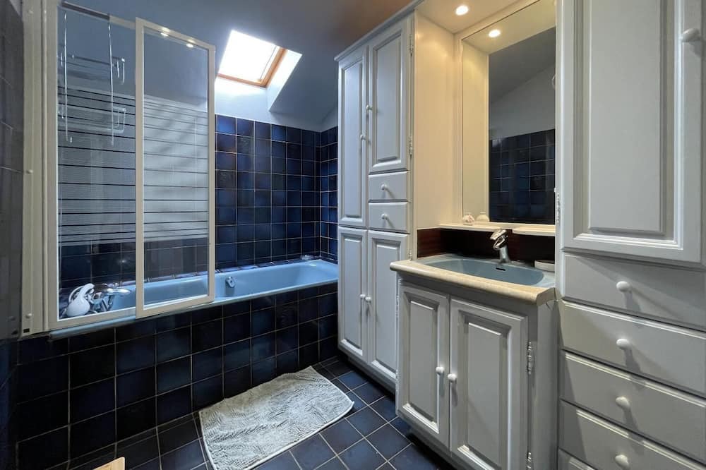 Photo of Bathroom in Bougarber