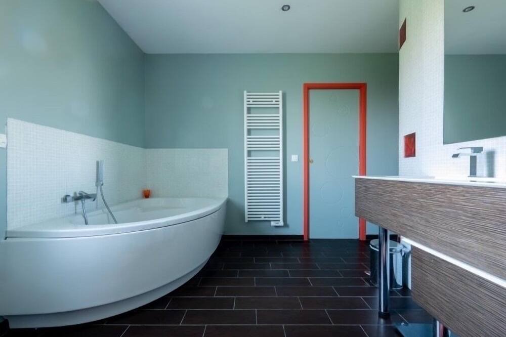 Photo of Bathroom in Neuville-sur-Sarthe